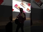 Un mec détruit un Apple Store avec une boule de pétanque PARTIE 1