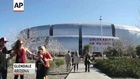 Raw: Timelapse of Fans Arriving for Super Bowl