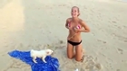 Kızın Sahilde Bikinisi Düştü